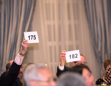 <div>
	<div>
		Participants bid generously and raise $150,000 to sponsor research at CINJ during the Research Minute live auction.</div>
</div>
<div>
	&nbsp;</div>
